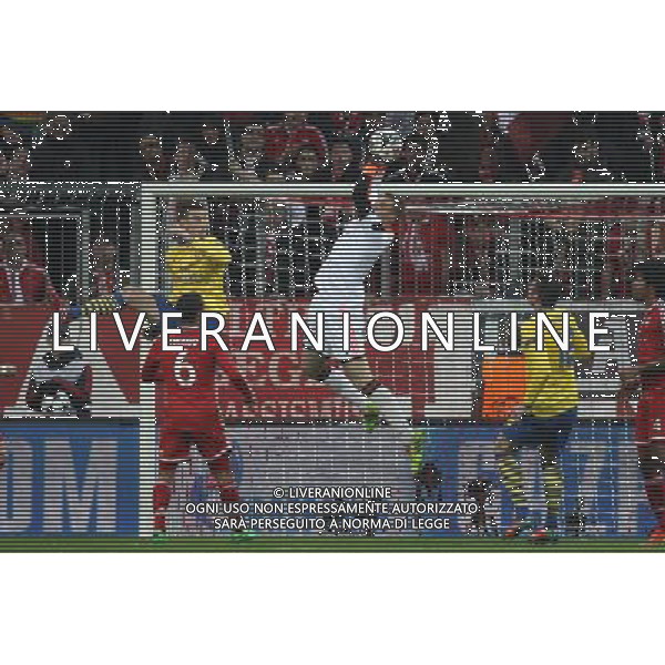 Torwartaktion von Manuel Neuer #1 (FC Bayern Muenchen) during the UEFA Champions League Round of 16, 2nd Leg match between FC Bayern Munich and Arsenal FC at the Allianz Arena in Muenchen, Germany on 2014/03/11. EXPA Pictures © 2014, PhotoCredit: EXPA/ Eibner-Pressefoto/ Kolbert *****ATTENTION - OUT of GER***** ©photoshot/AGENZIA ALDO LIVERANI SAS - ITALY ONLY - Bayern Monaco vs Arsenal UEFA Champions League Ottavi di 16 all\'Allianz Arena di Monaco di Baviera, in Germania 11 marzo 2014