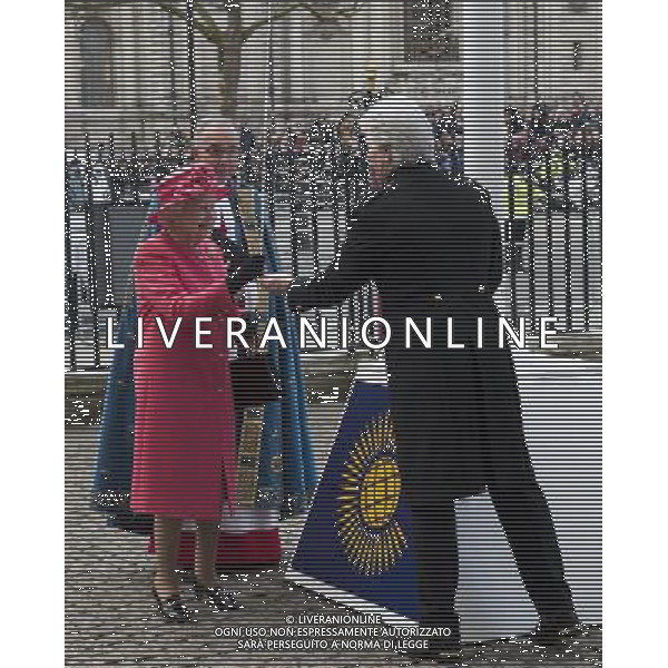 THE QUEEN THE DUKE OF EDINBURGH THE PRINCE OF WALES , THE DUCHESS OF CORNWALL, AND THE EARL AND COUNTESS OF WESSEX ATTENDED THE COMMONWEALTH OBSERVANCE AT WESTMINSTER ABBEY .THE QUEEN WITH BRUNA PEAK BREAKS THE COMMONWEALTH FLAG ©photoshot/AGENZIA ALDO LIVERANI SAS - ITALY ONLY - REALI INGLESI: La regina Elisabetta al ricevimento del Commonwealth, a Marlborough House nel centro di Londra.
