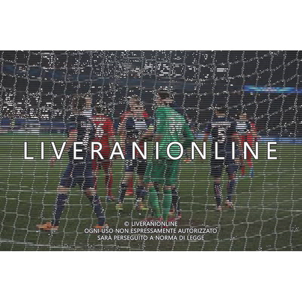 12.03.2014, Parc des Princes, Paris, FRA, UEFA CL, Paris Saint Germain vs Bayer 04 Leverkusen, Achtelfinale, Rueckspiel, im Bild Die Pariser Spieler feiern ihren Torwart Salvatore Sirigu (FC Paris Saint-Germain #30) nach dem gehaltenen Elfmeter gegen Kapitaen Simon Rolfes #6 (Bayer 04 Leverkusen), Emotion, Freude, Glueck, Positiv // during the UEFA Champions League Round of 16, 2nd Leg match between Paris Saint Germain and Bayer 04 Leverkusen at the Parc des Princes in Paris, France on 2014/03/12. EXPA Pictures © 2014, PhotoCredit: EXPA/ Eibner-Pressefoto/ Schueler *****ATTENTION - OUT of GER***** ©photoshot/AGENZIA ALDO LIVERANI SAS - ITALY ONLY - Paris Saint Germain vs Bayer Leverkusen 04 UEFA Champions League Ottavi di 16, a Parigi, Francia 12 marzo 2014