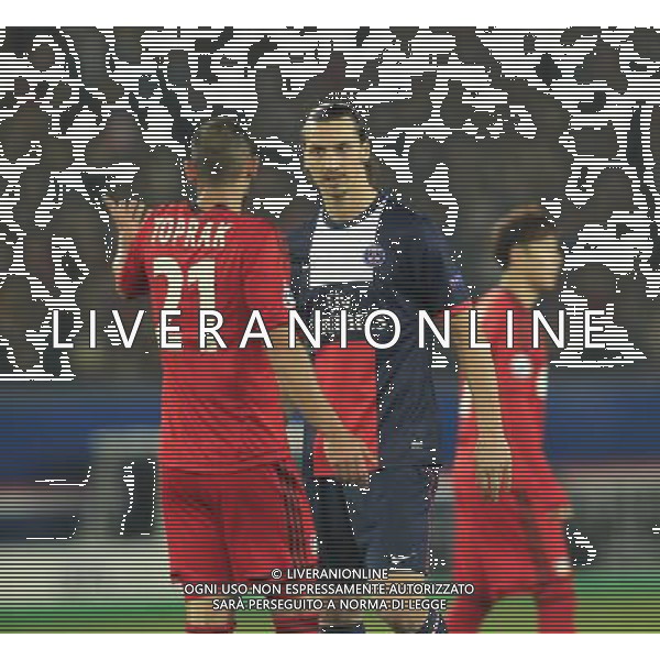 12.03.2014, Parc des Princes, Paris, FRA, UEFA CL, Paris Saint Germain vs Bayer 04 Leverkusen, Achtelfinale, Rueckspiel, im Bild Oemer Toprak #21 (Bayer 04 Leverkusen) diskutiert mit Zlatan Ibrahimovic (FC Paris Saint-Germain #10) // during the UEFA Champions League Round of 16, 2nd Leg match between Paris Saint Germain and Bayer 04 Leverkusen at the Parc des Princes in Paris, France on 2014/03/12. EXPA Pictures © 2014, PhotoCredit: EXPA/ Eibner-Pressefoto/ Schueler *****ATTENTION - OUT of GER***** ©photoshot/AGENZIA ALDO LIVERANI SAS - ITALY ONLY - Paris Saint Germain vs Bayer Leverkusen 04 UEFA Champions League Ottavi di 16, a Parigi, Francia 12 marzo 2014