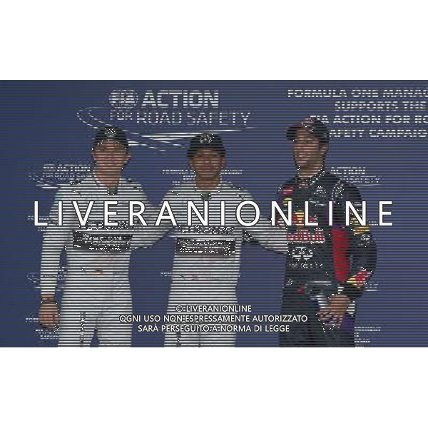 (140315) -- MELBOURNE, March 15, 2014 (Xinhua) -- Mercedes Formula One driver Lewis Hamilton (C) of Britain poses with Red Bull Formula One driver Daniel Ricciardo (R) of Australia and Mercedes Formula One driver Nico Rosberg of Germany, who qualified second and third respectively, after the qualifying session for the Australian Formula One Grand Prix in Melbourne, Australia, March 15, 2014. (Xinhua/Bai Xue) AG ALDO LIVERANI SAS ONLY ITALY