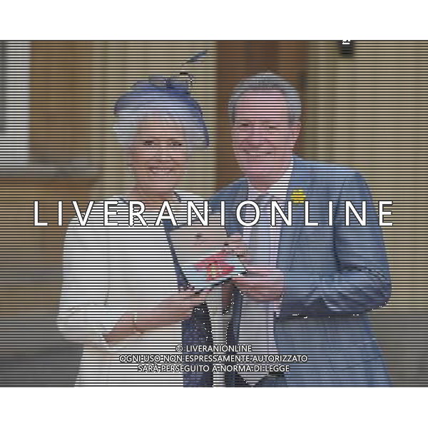  Lynda Bellingham and Husband Michael Investitures at Buckingham Palace London ©PHOTOSHOT/AGENZIA ALDO LIVERANI SAS - ITALY ONLY - EDITORIAL USE ONLY
