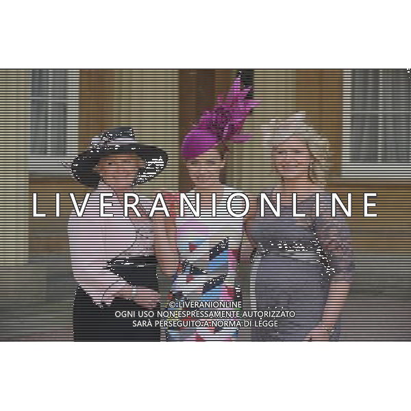  Katherine Jenkins with mother Susan and sister Laura Investitures at Buckingham Palace London ©PHOTOSHOT/AGENZIA ALDO LIVERANI SAS - ITALY ONLY - EDITORIAL USE ONLY