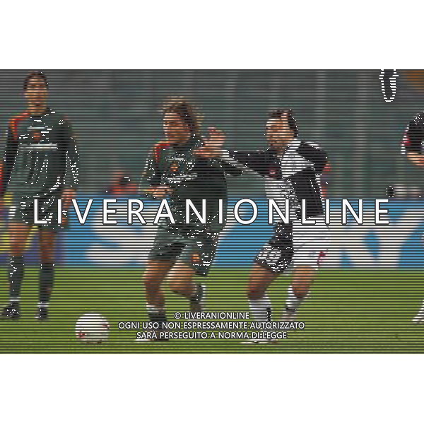 Roma 19/11/2004 andata di Coppa Italia Roma-Siena 1-2 nella foto: Francesco Totti contrastato da Fabio Pecchia foto Ag.Aldo Liverani 