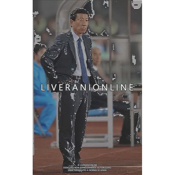 (140318) -- GUANGZHOU, March 18, 2014 () -- Choi Kang-hee, head coach of Jeonbuk Hyundai Motors of South Korea, watch the match during the group G match of 2014 AFC Champions League against Guangzhou Evergrande of China in Guangzhou, capital of south China\'s Guangdong province, March 18, 2014. (/Liu Dawei) AG ALDO LIVERANI SAS ONLY ITALY