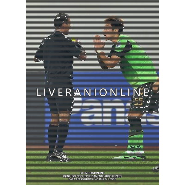 (140318) -- GUANGZHOU, March 18, 2014 () -- Kim Nam Il (R) of Jeonbuk Hyundai Motors of South Korea reacts after receiving a yellow card during the group G match of 2014 AFC Champions League against Guangzhou Evergrade of China in Guangzhou, capital of south China\'s Guangdong Province, March 18, 2014. (/Liu Dawei) AG ALDO LIVERANI SAS ONLY ITALY