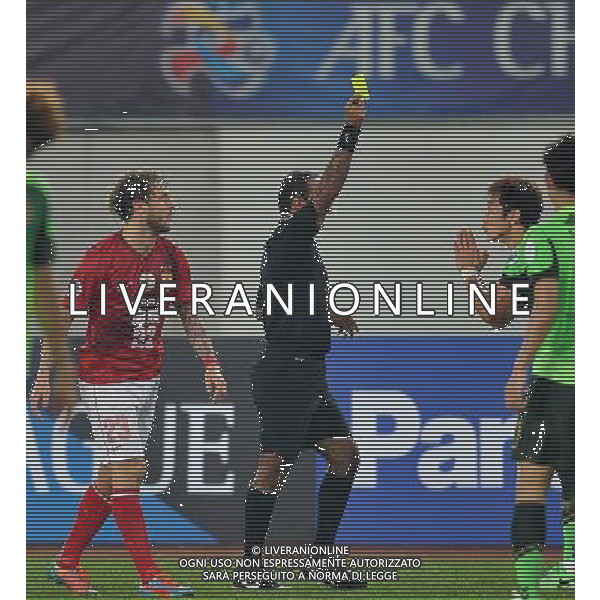 (140318) -- GUANGZHOU, March 18, 2014 () -- Kim Nam Il (2nd R) of Jeonbuk Hyundai Motors of South Korea receives a yellow card during the group G match of 2014 AFC Champions League against Guangzhou Evergrade of China in Guangzhou, capital of south China\'s Guangdong Province, March 18, 2014. (/Liu Dawei) AG ALDO LIVERANI SAS ONLY ITALY