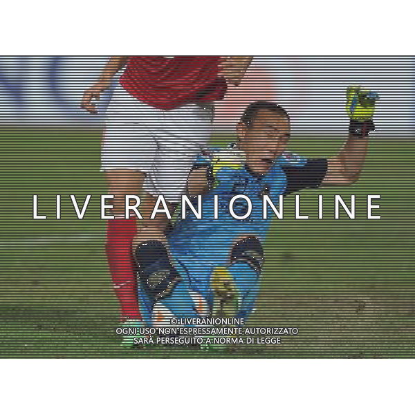 (140318) -- GUANGZHOU, March 18, 2014 () -- Choi Eun Sung (R) of Jeonbuk Hyundai Motors of South Korea defends during the group G match of 2014 AFC Champions League against Guangzhou Evergrade of China in Guangzhou, capital of south China\'s Guangdong Province, March 18, 2014. (/Liu Dawei) AG ALDO LIVERANI SAS ONLY ITALY