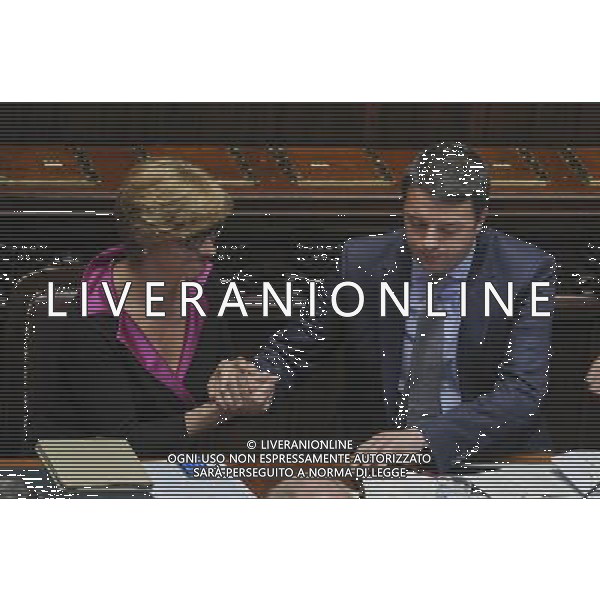 Roma - 19/03/2014 - Montecitorio - Il premier Matteo Renzii illustra alla Camera la sua \'road map\' da portare al Consiglio europeo di domani - nella foto: Roberta Pinotti si complimenta con Matteo Renzi dopo il discorso all\'aula /Ph. Fabrizio Corradetti - Ag. Aldo Liverani sas