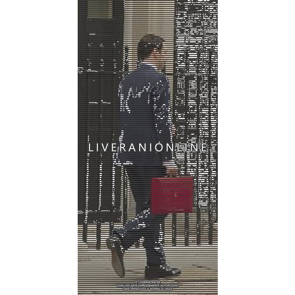 The Rt Hon. George Osborne MP, Chancellor of the Exchequer outside No.1, prior to him delivering his 2014 Budget. Downing Street, Westminster, London. ©PHOTOSHOT/AGENZIA ALDO LIVERANI SAS - ITALY ONLY - EDITORIAL USE ONLY - Riunione per il bilancio 2014 al numero 10 di Downing Street, Londra, Regno Unito