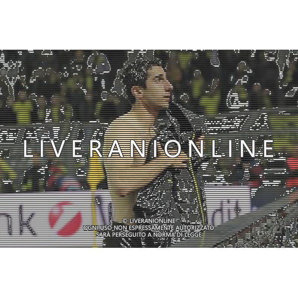 19.03.2014, Signal Iduna Park, Dortmund, GER, UEFA CL, Borussia Dortmund vs Zenit St. Petersburg, Achtelfinale, Rueckspiel, im Bild Henrikh \'Micki\' Mkhihtaryan (Borussia Dortmund #10) oben ohne nach dem Spiel // during the UEFA Champions League Round of 16, 2nd Leg match between Borussia Dortmund and Zenit St. Petersburg at the Signal Iduna Park in Dortmund, Germany on 2014/03/19. EXPA Pictures © 2014, PhotoCredit: EXPA/ Eibner-Pressefoto/ Schueler *****ATTENTION - OUT of GER***** ©photoshot/AGENZIA ALDO LIVERANI SAS - ITALY ONLY - Borussia Dortmund vs Zenit San Pietroburgo UEFA Champions League Ottavi di 16, Germania 19 marzo 2014