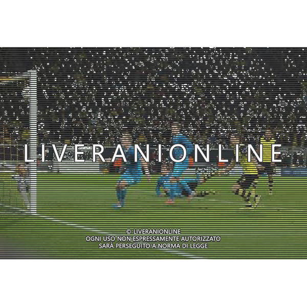 19.03.2014, Signal Iduna Park, Dortmund, GER, UEFA CL, Borussia Dortmund vs Zenit St. Petersburg, Achtelfinale, Rueckspiel, im Bild Kapitaen Sebastian Kehl (Borussia Dortmund #5) mit dem Kopfballtor zum 1:1 Ausgleich gegen Torwart Vyacheslav Malafeev (Zenit St Petersburg #16) mit Robert Lewandowski (Borussia Dortmund #9) // during the UEFA Champions League Round of 16, 2nd Leg match between Borussia Dortmund and Zenit St. Petersburg at the Signal Iduna Park in Dortmund, Germany on 2014/03/19. EXPA Pictures © 2014, PhotoCredit: EXPA/ Eibner-Pressefoto/ Schueler *****ATTENTION - OUT of GER***** ©photoshot/AGENZIA ALDO LIVERANI SAS - ITALY ONLY - Borussia Dortmund vs Zenit San Pietroburgo UEFA Champions League Ottavi di 16, Germania 19 marzo 2014
