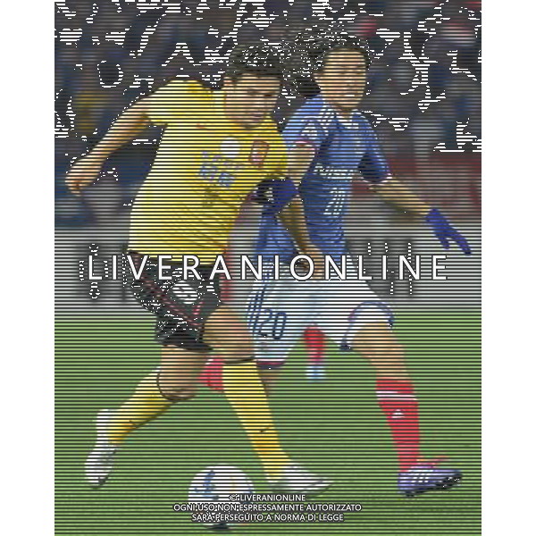 (140312) -- YOKOHAMA, March 12, 2014 () -- Elikeson (L) of Guangzhou Evergrande competes during the AFC Champions League match against Yokohama F Marinos in Yokohama, Japan, March 12, 2014. The match ended in 1-1 draw. (/Ma Ping) (hy) ©photohsot/AGENZIA ALDO LIVERANI SAS - ITALY ONLY - Guangzhou Evergrande Vs Yokohama F Marinos partita AFC Champions League a Yokohama, Giappone, 12 marzo, 2014.