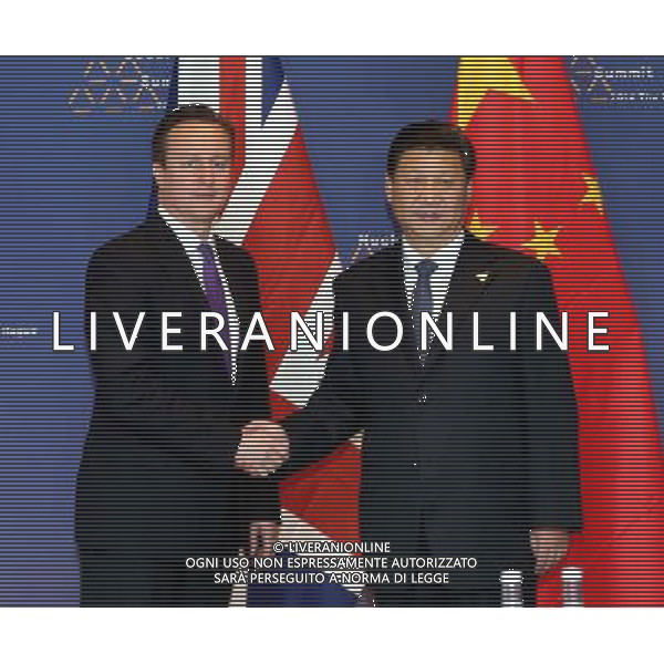 (140325) -- THE HAGUE, March 25, 2014 () -- Chinese President Xi Jinping (R) meets with British Prime Minister David Cameron in The Hague, the Netherlands, March 25, 2014. (/Liu Weibing) (yxb) AG ALDO LIVERANI SAS ONLY ITALY