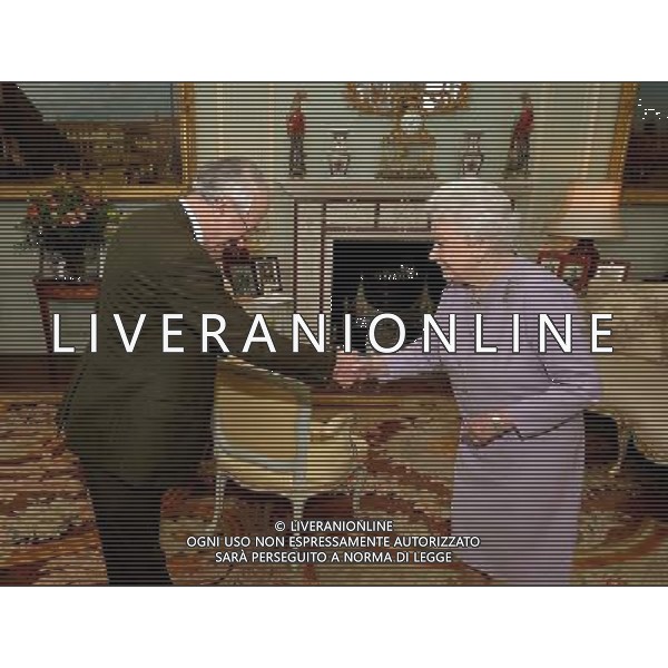 Queen Elizabeth II shakes hands with Dr Martin West before presenting him with the Insignia for the Order of Merit, during a private audience at Buckingham Palace in central London. ©PHOTOSHOT/Agenzia Aldo Liverani sas - ITALY ONLY - REALI INGLESI: La regina Elisabetta II d\'inghilterra durante le udienze private a Buckingham Palace a Londra.