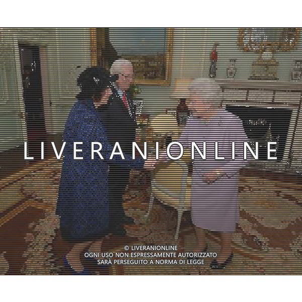 Queen Elizabeth II with Frank Fagan, the Lieutenant Governor of Newfoundland and Labrador in Canada, accompanied by his wife Patricia, during a private audience at Buckingham Palace in central London. ©PHOTOSHOT/Agenzia Aldo Liverani sas - ITALY ONLY - REALI INGLESI: La regina Elisabetta II d\'inghilterra durante le udienze private a Buckingham Palace a Londra.
