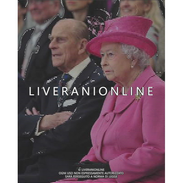 Britain\'s Queen Elizabeth II (R) and Britain\'s Prince Philip, Duke of Edinburgh (L) watch a performance during a visit to the Rambert dance company in London on March 21, 2014. The Queen and The Duke of Edinburgh toured the new purpose-built facility housing Rambert, Britains national dance company, meeting architects and staff before viewing a performance. ©photohshot/Agenzia Aldo Liverani sas - ITALY ONLY - REALI INGLESI: La regina Elisabetta II in visita alla Rambert Dance Company a Londra il 21 marzo 2014.