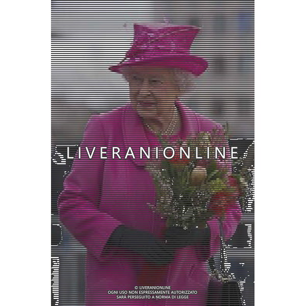 Britain\'s Queen Elizabeth II leaves after a visit to the Rambert dance company in London on March 21, 2014. The Queen and The Duke of Edinburgh toured the new purpose-built facility housing Rambert, Britains national dance company, meeting architects and staff before viewing a performance. ©photohshot/Agenzia Aldo Liverani sas - ITALY ONLY - REALI INGLESI: La regina Elisabetta II in visita alla Rambert Dance Company a Londra il 21 marzo 2014.