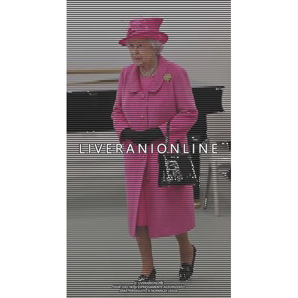 Britain\'s Queen Elizabeth II visits the Rambert dance company in London on March 21, 2014. The Queen and The Duke of Edinburgh toured the new purpose-built facility housing Rambert, Britains national dance company, meeting architects and staff before viewing a performance. ©photohshot/Agenzia Aldo Liverani sas - ITALY ONLY - REALI INGLESI: La regina Elisabetta II in visita alla Rambert Dance Company a Londra il 21 marzo 2014.