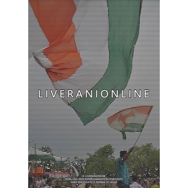 (140325) -- CALCUTTA, March 25, 2014 () --- A supporter waves the national flag as Vice President of India\'s ruling Congress party Rahul Gandhi arrives for an election campaign for the upcoming Indian parliamentary election in Calcutta, capital of eastern Indian state West Bengal, March 25, 2014. (/Stringer) AG ALDO LIVERANI SAS ONLY ITALY