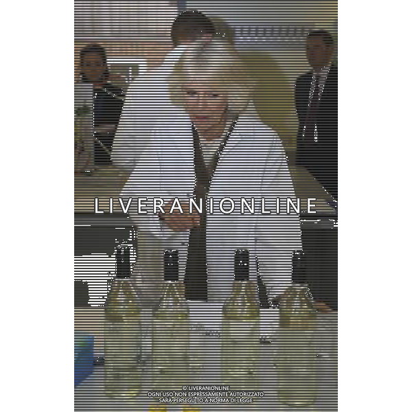 The Duchess of Cornwall views a laboratory during a visit to the new Wine Research Centre at Plumpton College, East Sussex. Photo. Picture date: Wednesday March 26, 2014. See PA story ROYAL Camilla. Photo credit should read: Gareth Fuller/ ©photoshot/AGENZIA ALDO LIVERANI SAS - ITALY ONLY - REALI INGLESI: Camilla duchessa di Cornovaglia in visita in una classe di degustazione di vino al nuovo Centro di Ricerca a Plumpton College, East Sussex