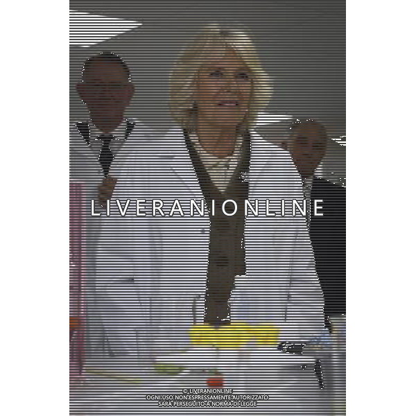 The Duchess of Cornwall talks to students in a laboratory during a visit to the new Wine Research Centre at Plumpton College, East Sussex. Photo. Picture date: Wednesday March 26, 2014. See PA story ROYAL Camilla. Photo credit should read: Gareth Fuller/ ©photoshot/AGENZIA ALDO LIVERANI SAS - ITALY ONLY - REALI INGLESI: Camilla duchessa di Cornovaglia in visita in una classe di degustazione di vino al nuovo Centro di Ricerca a Plumpton College, East Sussex