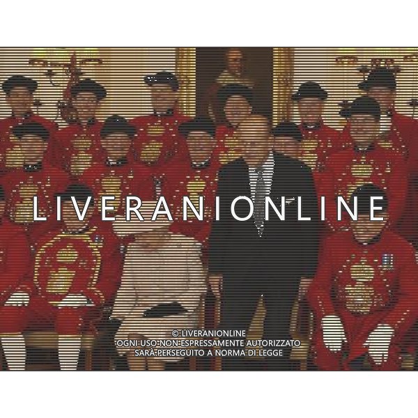 Queen Elizabeth II and the Duke of Edinburgh sit for a photo with Watermen and Lightermen of the river Thames during a reception at Waterman\'s Hall in the City of London, to celebrate the 800th anniversary of the Royal Watermen. 27th March 2014 ©photoshot/AGENZIA ALDO LIVERANI SAS - ITALY ONLY - REALI INGLESI: La Regina Elisabetta II d\'inghilterra e il Duca di Edimburgo in visita alla City di Londra, per celebrare l\'800mo anniversario della Royal Watermen 27 marzo 2014