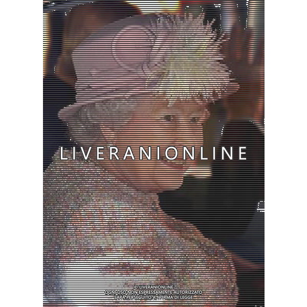 Queen Elizabeth II smiles as she leaves a reception at Waterman\'s Hall in the City of London, to celebrate the 800th anniversary of the Royal Watermen. 27th March 2014 ©photoshot/AGENZIA ALDO LIVERANI SAS - ITALY ONLY - REALI INGLESI: La Regina Elisabetta II d\'inghilterra e il Duca di Edimburgo in visita alla City di Londra, per celebrare l\'800mo anniversario della Royal Watermen 27 marzo 2014