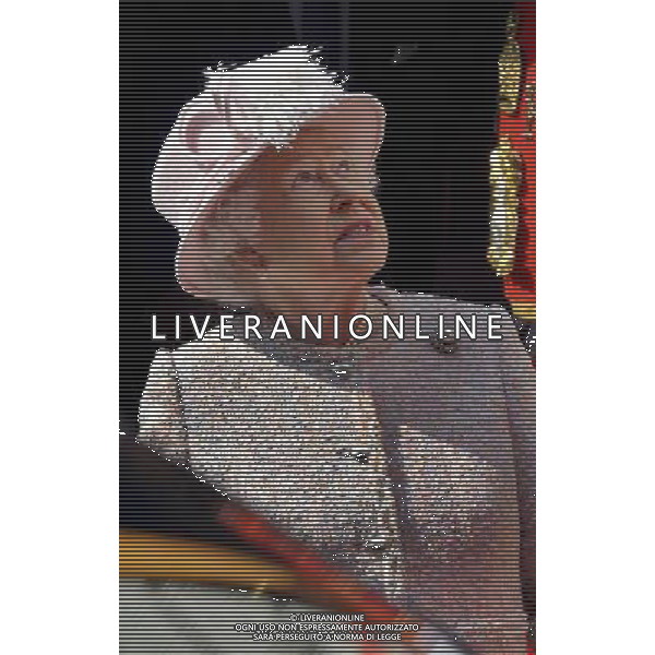 Queen Elizabeth II smiles as she leaves a reception at Waterman\'s Hall in the City of London, to celebrate the 800th anniversary of the Royal Watermen. 27th March 2014 ©photoshot/AGENZIA ALDO LIVERANI SAS - ITALY ONLY - REALI INGLESI: La Regina Elisabetta II d\'inghilterra e il Duca di Edimburgo in visita alla City di Londra, per celebrare l\'800mo anniversario della Royal Watermen 27 marzo 2014