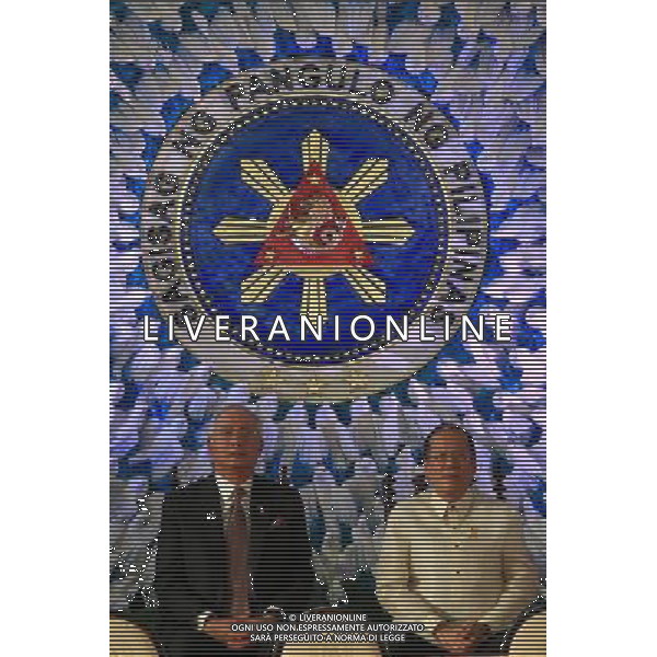 (140327) -- MANILA, March 27, 2014 () -- Philippine President Benigno Aquino III (R) and Malaysian Prime Minister Najib Razak attend the signing ceremony of a peace agreement in Manila, the Philippines, March 27, 2014. The Philippine government and the Moro Islamic Liberation Front (MILF) signed a historic peace agreement on Thursday, ending 40 years of conflict that has claimed thousands of lives and stalled economic development in areas affected by fighting. (/Rouelle Umali)(zhf) ©photoshot/AGENZIA ALDO LIVERANI SAS - ITALY ONLY - Cerimonia della firma di un accordo di pace a Manila, nelle Filippine, 27 Marzo 2014.