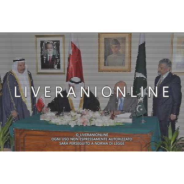 (140319) -- ISLAMABAD, March 19, 2014 () -- Photo released by Press Information Department (PID) on March 19, 2014, shows Pakistani Adviser to the Prime Minister on National Security and Foreign Affairs Sartaj Aziz (2nd R) and Foreign Minister of Bahrain Shaikh Khalid Bin Ahmed Al Khalifa (2nd L) signing a memorandum of understanding (MoU) in Islamabad, capital of Pakistan. Pakistan and Bahrain on Tuesday signed six agreements to boost cooperation in various fields during the visit of the King of Bahrain, Shaikh Hamad bin Isa Al Khalifa, officials said. (/PID) ©photoshot/AGENZIA ALDO LIVERANI SAS - ITALY ONLY - EDITORIAL USE ONLY