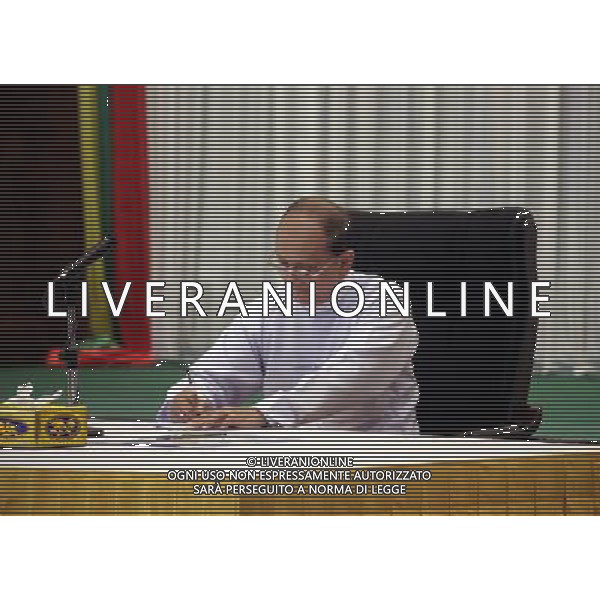 (140329) -- YANGON, March 29, 2014 () -- Myanmar\'s President U Thein Sein notes down during the meeting of President and 63 political parties at Yangon Region Parliament building in Yangon, Myanmar, March 29, 2014. Myanmar\'s president U Thein Sein on Saturday urged political parties to cooperate in promoting peace process of the country during the meeting with 63 of all 65 registered political parties. (/U Aung)(zhf) ©photoshot/AGENZIA ALDO LIVERANI SAS - ITALY ONLY - EDITORIAL USE ONLY - Riunione dei 63 partiti politici a palazzo Yangon Regione del Parlamento a Yangon, Myanmar , 29 marzo 2014.