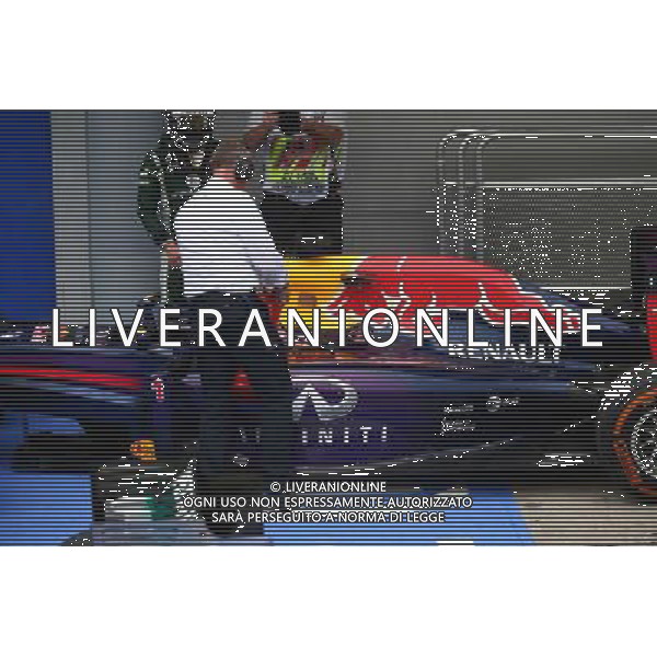 The FIA Help with the smoking car of Sebastian Vettel (GER) Red Bull Racing. 03.2014. Formula 1 World Championship, Rd 2, Malaysian Grand Prix, Sepang, Malaysia, Sunday. - www.xpbimages.com, EMail: requests@xpbimages.com - copy of publication required for printed pictures. Every used picture is fee-liable. © Copyright: Batchelor / XPB Images AG ALDO LIVERANI SAS ONLY ITALY