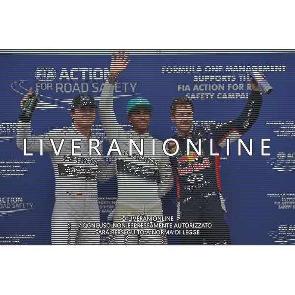 (140329) -- SEPANG, March 29, 2014 () -- Mercedes driver Lewis Hamilton (C) of Britain poses with Red Bull driver Sebastian Vettel (R) of Germany and Mercedes driver Nico Rosberg of Germany, who qualified second and third respectively, after the qualifying session for the Malaysian Formula One Grand Prix at Sepang International Circuit in Sepang, Malaysia, March 29, 2014. (/Chong Voon Chung) AG ALDOL IVERANI SAS ONLY ITALY