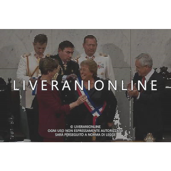 (140311) -- VALPARAISO, March 11, 2014 () -- The elected Chilean President Michelle Bachelet (C), receives the presidential sash from hands of the new leader of the Upper House, Senator Isabel Allende (L), at the presence of outgoing President Sebastian Pinera (R), during the presidential swearing-in ceremony for Michelle Bachelet, in the National Congress, in Valparaiso, Chile, on March 11, 2014. (/Jorge Villegas) ©photoshot/AGENZIA ALDO LIVERANI SAS - ITALY ONLY - Cerimonia di giuramento del presidente cileno Michelle Bachelet nel Congresso Nazionale a Valparaiso, in Cile, il 11 Marzo 2014.