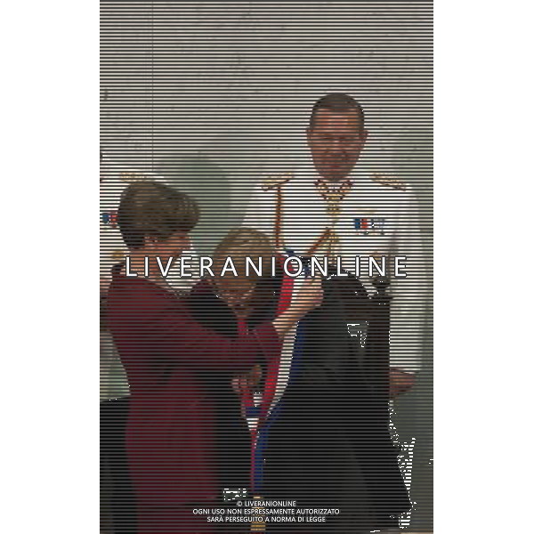 (140311) -- VALPARAISO, March 11, 2014 () -- The elected Chilean President Michelle Bachelet (R front), receives the presidential sash from hands of the new leader of the Upper House, Senator Isabel Allende (L front),in the National Congress, in Valparaiso, Chile, on March 11, 2014. Bachelet was officially sworn in as president of Chile on Tuesday in a ceremony attended by leaders around the region in the central port city of Valparaiso, the seat of Chile\'s Congress.(/Jorge Villegas) ©photoshot/AGENZIA ALDO LIVERANI SAS - ITALY ONLY - Cerimonia di giuramento del presidente cileno Michelle Bachelet nel Congresso Nazionale a Valparaiso, in Cile, il 11 Marzo 2014.