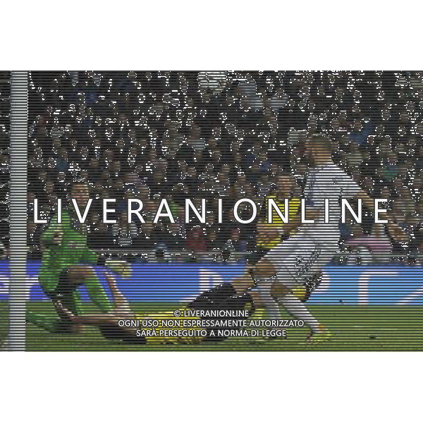 Roman Weidenfeller, Mats Hummels und Karim Benzema beim UEFA Champions League Spiel Real Madrid gegen Borussia Dortmund (3:0) im Estadio Santiago Bernabéu. Madrid, 02.04.2014 LIGA MISTRZOW SEZON 2013/2014 PILKA NOZNA REAL MADRYT vs BORUSSIA DORTMUND FOT. FUTURE IMAGE/NEWSPIX.PL POLAND, UK AND GERMANY OUT !!! --- Newspix.pl AG ALDO LIVERANI SAS ONLY ITALY *** Local Caption *** www.newspix.pl mail us: info@newspix.pl call us: 0048 022 23 22 222 --- Polish Picture Agency by Ringier Axel Springer Poland