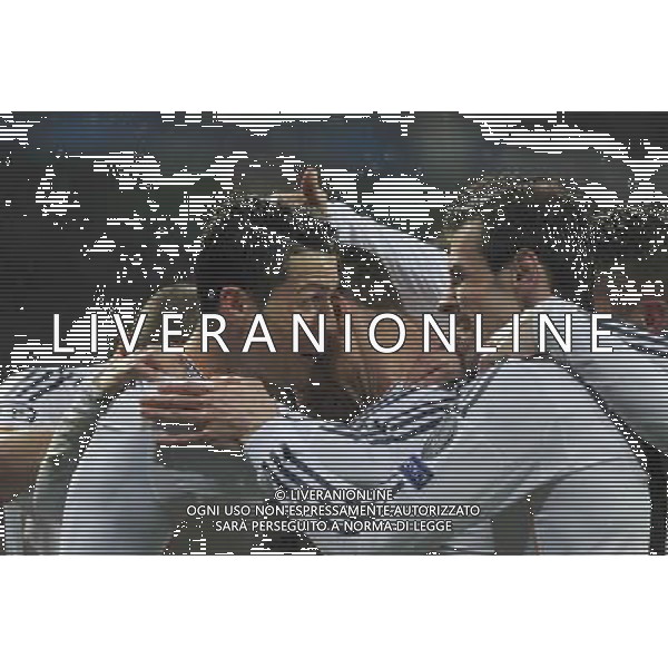 Cristiano Ronaldo, Gareth Bale und Teamkameraden beim UEFA Champions League Spiel Real Madrid gegen Borussia Dortmund (3:0) im Estadio Santiago Bernabéu. Madrid, 02.04.2014 LIGA MISTRZOW SEZON 2013/2014 PILKA NOZNA REAL MADRYT vs BORUSSIA DORTMUND FOT. FUTURE IMAGE/NEWSPIX.PL POLAND, UK AND GERMANY OUT !!! --- Newspix.pl AG ALDO LIVERANI SAS ONLY ITALY *** Local Caption *** www.newspix.pl mail us: info@newspix.pl call us: 0048 022 23 22 222 --- Polish Picture Agency by Ringier Axel Springer Poland