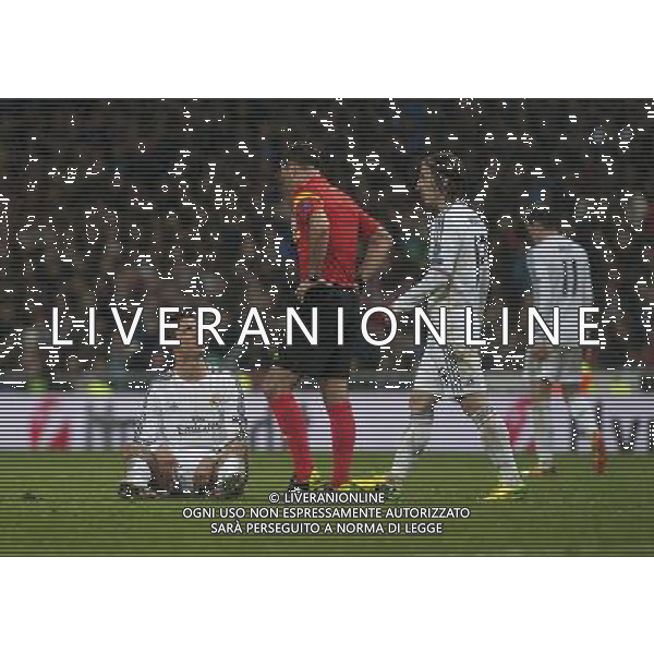 (140403) -- MADRID, April 3, 2014 () -- Real Madrid\'s Cristiano Ronaldo (L) sits injured during the UEFA Champions League quarter-final first leg match against Dortmund at Santiago Bernabeu stadium in Madrid, Spain, April 2, 2014. Real Madrid won the match by 3-0. (/Xie Haining) ©PHOTOSHOT/AGENZIA ALDO LIVERANI SAS - ITALY ONLY - EDITORIAL USE ONLY
