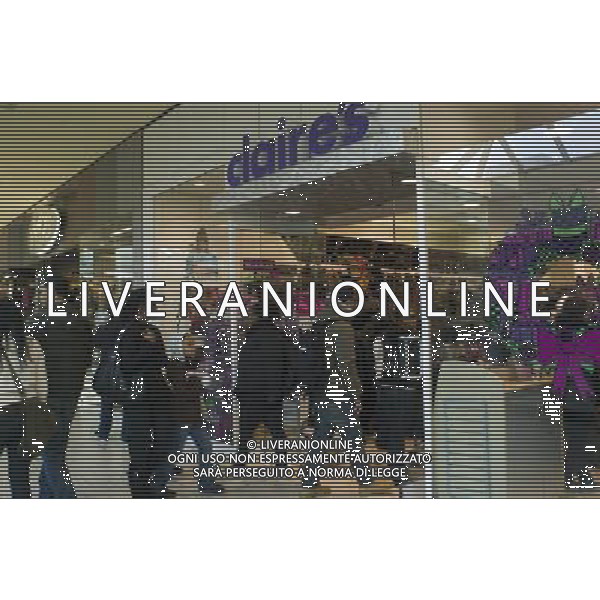 Shoppers enter Claire\'s at the Queens Center in the borough of Queens in New York on Saturday, December 13, 2008. The mall based retailer, owned by Apollo Management, is promoting a line of jewelry and accessories branded with Katy Perry\'s name. However the company reported weak fourth-quarter sales causing its bond yields to go up resulting in a problem serving its debt load. ( Frances M. Roberts) ©photoshot/AGENZIA ALDO LIVERANI SAS - ITALY ONLY - EDITORIAL USE ONLY