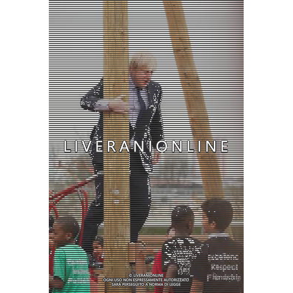 HRH Prince Harry and Mayor of London Boris Johnson meet a group of children during an official visit to Queen Elizabeth Olympic Park on April 4, 2014 in London, England. ©photoshot/AGENZIA ALDO LIVERANI SAS - ITALY ONLY - EDITORIAL USE ONLY - REALI INGLESI: Il principe Harry d\'inghilterra con i bambini delle scuole locali da Gainsborough a Newham presso il nuovo Parco Olimpico Queen Elizabeth, con il sindaco di Londra, Boris Johnson