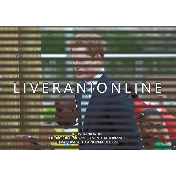 London\'s newest, biggest green space received the Royal seal of approval today as His Royal Highness Prince Harry and the Mayor of London Boris Johnson joined local youngsters for a sneak preview of Queen Elizabeth Olympic Park, ahead of its official opening on Saturday. The 560 acre Park has been transformed with newly landscaped parklands, waterways and an action packed adventure playground, and will open to the public from 10am on Saturday 5th April. ©photoshot/AGENZIA ALDO LIVERANI SAS - ITALY ONLY - EDITORIAL USE ONLY - REALI INGLESI: Il principe Harry d\'inghilterra con i bambini delle scuole locali da Gainsborough a Newham presso il nuovo Parco Olimpico Queen Elizabeth, con il sindaco di Londra, Boris Johnson