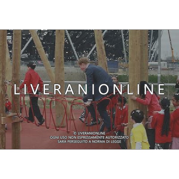 London\'s newest, biggest green space received the Royal seal of approval today as His Royal Highness Prince Harry and the Mayor of London Boris Johnson joined local youngsters for a sneak preview of Queen Elizabeth Olympic Park, ahead of its official opening on Saturday. The 560 acre Park has been transformed with newly landscaped parklands, waterways and an action packed adventure playground, and will open to the public from 10am on Saturday 5th April. ©photoshot/AGENZIA ALDO LIVERANI SAS - ITALY ONLY - EDITORIAL USE ONLY - REALI INGLESI: Il principe Harry d\'inghilterra con i bambini delle scuole locali da Gainsborough a Newham presso il nuovo Parco Olimpico Queen Elizabeth, con il sindaco di Londra, Boris Johnson