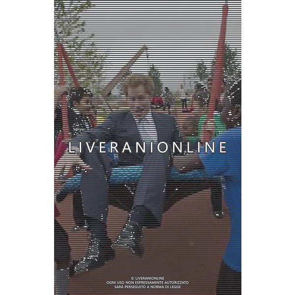 - REALI INGLESI: Il principe Harry d\'inghilterra con i bambini delle scuole locali da Gainsborough a Newham presso il nuovo Parco Olimpico Queen Elizabeth, con il sindaco di Londra, Boris Johnson