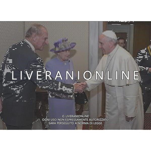 His Holiness The Pope Francis, welcomed Her Majesty the Queen and His Royal Highness The Duke of Edinburgh in the Pope\'s study in the Paul the Sixth Hall in the Vatican, and exchanged gifts Rome. ©photoshot/AGENZIA ALDO LIVERANI SAS - ITALY ONLY - EDITORIAL USE ONLY - REALI INGLESI: Il Sua Santita\' Papa Francesco riceve la Regina Elisabetta II d\'inghilterra e il Duca Filippo di Edimburgo in Vaticano, Roma Italia 3 aprile 2014