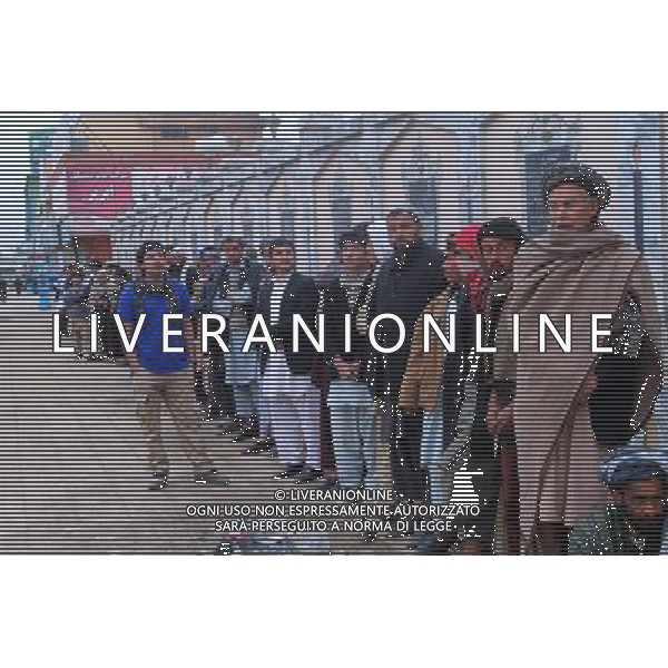(140405) -- MAZAR-I-SHARIF, April 5, 2014 () -- Voters wait in queue outside a polling station in Mazar-i-Sharif, Afghanistan, April 5, 2014. Afghani presidential election takes place on April 5. (/Azorda) ©photoshot/AGENZIA ALDO LIVERANI SAS - ITALY ONLY - Voto per le elezioni presidenziali in Afghanistan 5 APRILE 2014