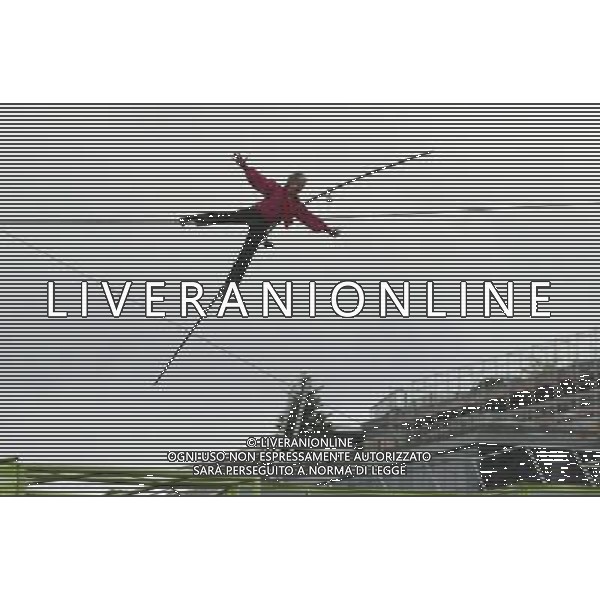 (140406) -- PARIS, April 6, 2014 () -- French tightrope walker Denis Josselin performs over the Seine river in Paris, on April 6, 2014. (/Li Genxing) ©photoshot/AGENZIA ALDO LIVERANI SAS - ITALY ONLY - EDITORIAL USE ONLY - L\'equilibrista francese Denis Josselin si esibisce sopra il fiume Senna a Parigi, il 6 aprile 2014.