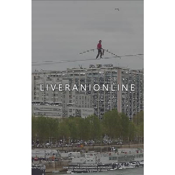 (140406) -- PARIS, April 6, 2014 () -- French tightrope walker Denis Josselin performs over the Seine river in Paris, on April 6, 2014. (/Li Genxing) ©photoshot/AGENZIA ALDO LIVERANI SAS - ITALY ONLY - EDITORIAL USE ONLY - L\'equilibrista francese Denis Josselin si esibisce sopra il fiume Senna a Parigi, il 6 aprile 2014.
