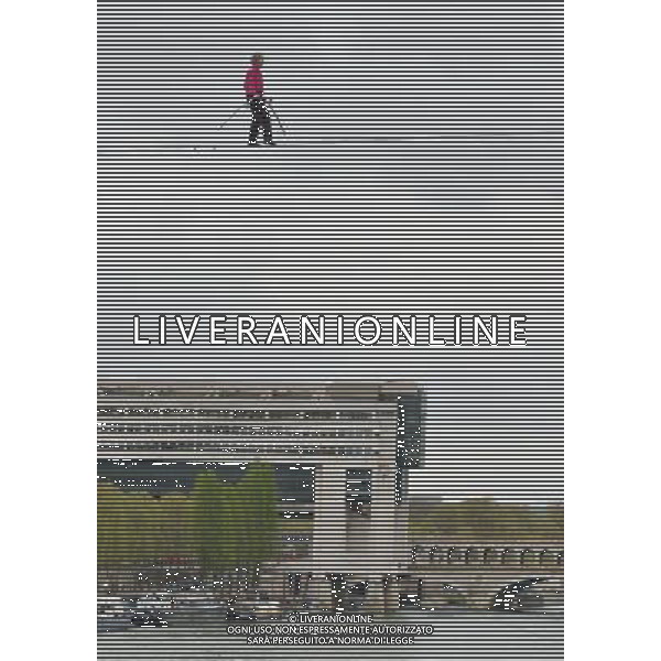 (140406) -- PARIS, April 6, 2014 () -- French tightrope walker Denis Josselin performs over the Seine river in Paris, on April 6, 2014. (/Li Genxing) ©photoshot/AGENZIA ALDO LIVERANI SAS - ITALY ONLY - EDITORIAL USE ONLY - L\'equilibrista francese Denis Josselin si esibisce sopra il fiume Senna a Parigi, il 6 aprile 2014.