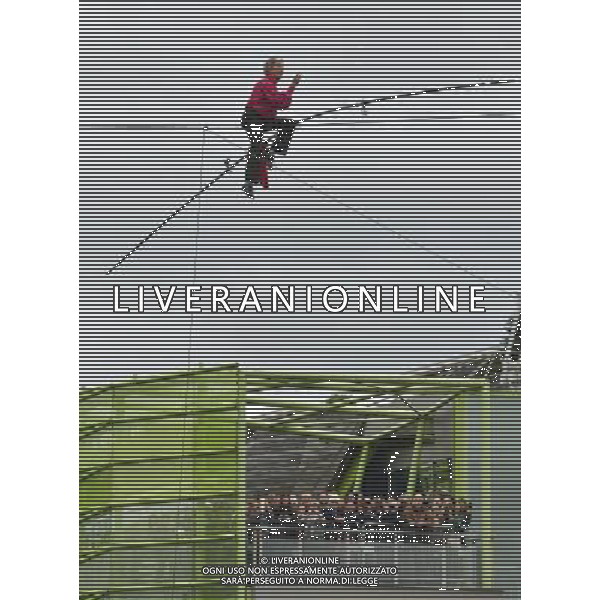 (140406) -- PARIS, April 6, 2014 () -- French tightrope walker Denis Josselin performs over the Seine river in Paris, on April 6, 2014. (/Li Genxing) ©photoshot/AGENZIA ALDO LIVERANI SAS - ITALY ONLY - EDITORIAL USE ONLY - L\'equilibrista francese Denis Josselin si esibisce sopra il fiume Senna a Parigi, il 6 aprile 2014.